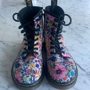 Girls youth original dr.martens floral us size 2. Like new worn once.